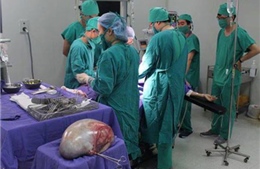 Quảng Ninh: Cắt thành công khối u nang buồng trứng khổng lồ hơn 6kg